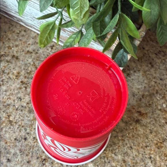 STARBUCKS | Reusable Red and White Holiday Cup 2024 - Picture 3 of 6